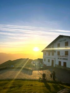 Sommet de la Rhune au coucher du soleil au Pays basque.