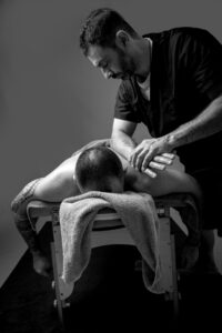 Xavier Dupeyron masseur professionnel en train de masser un sportif