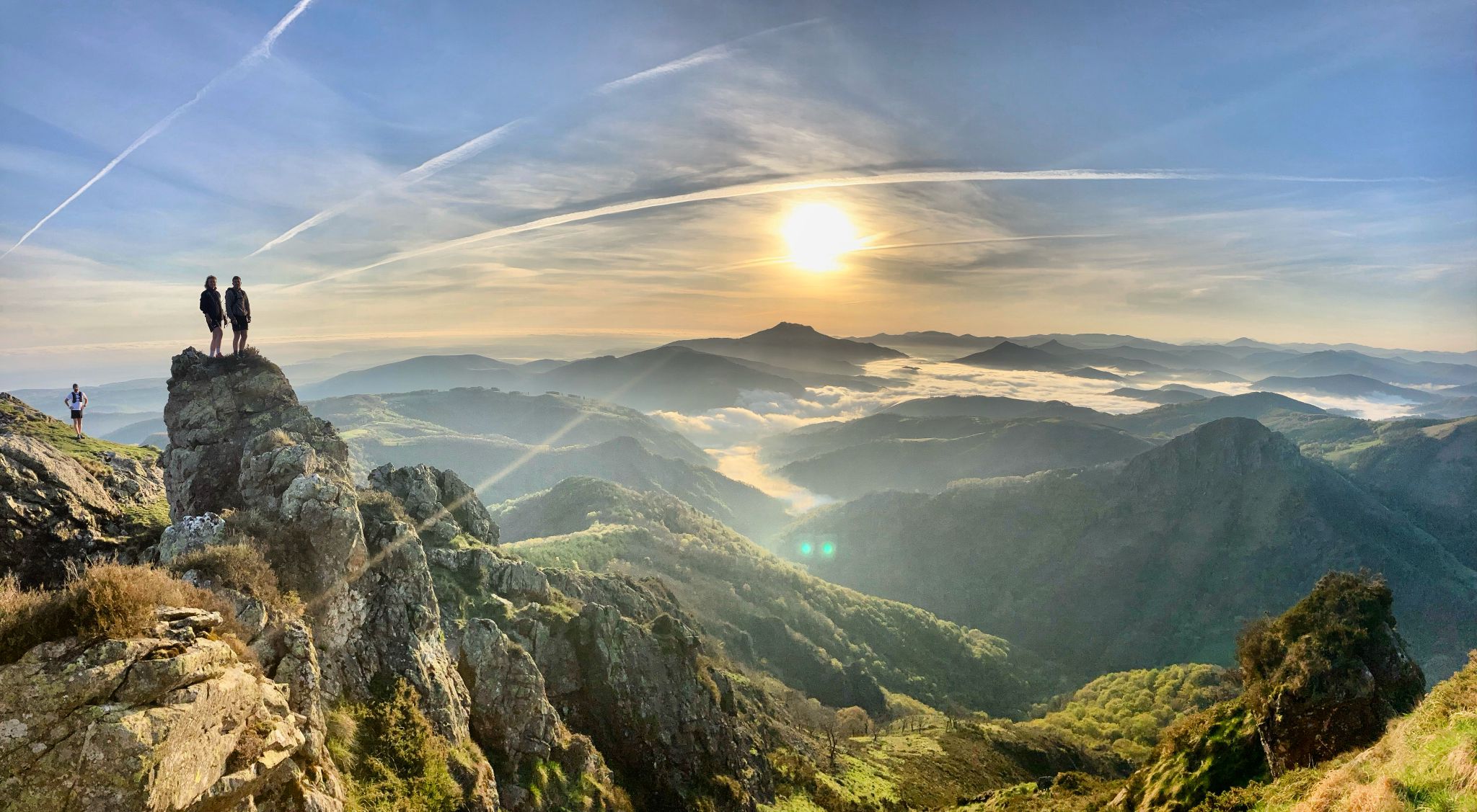 Coureurs au sommet de la Rhune au Paus basque pendant une sortie trail
